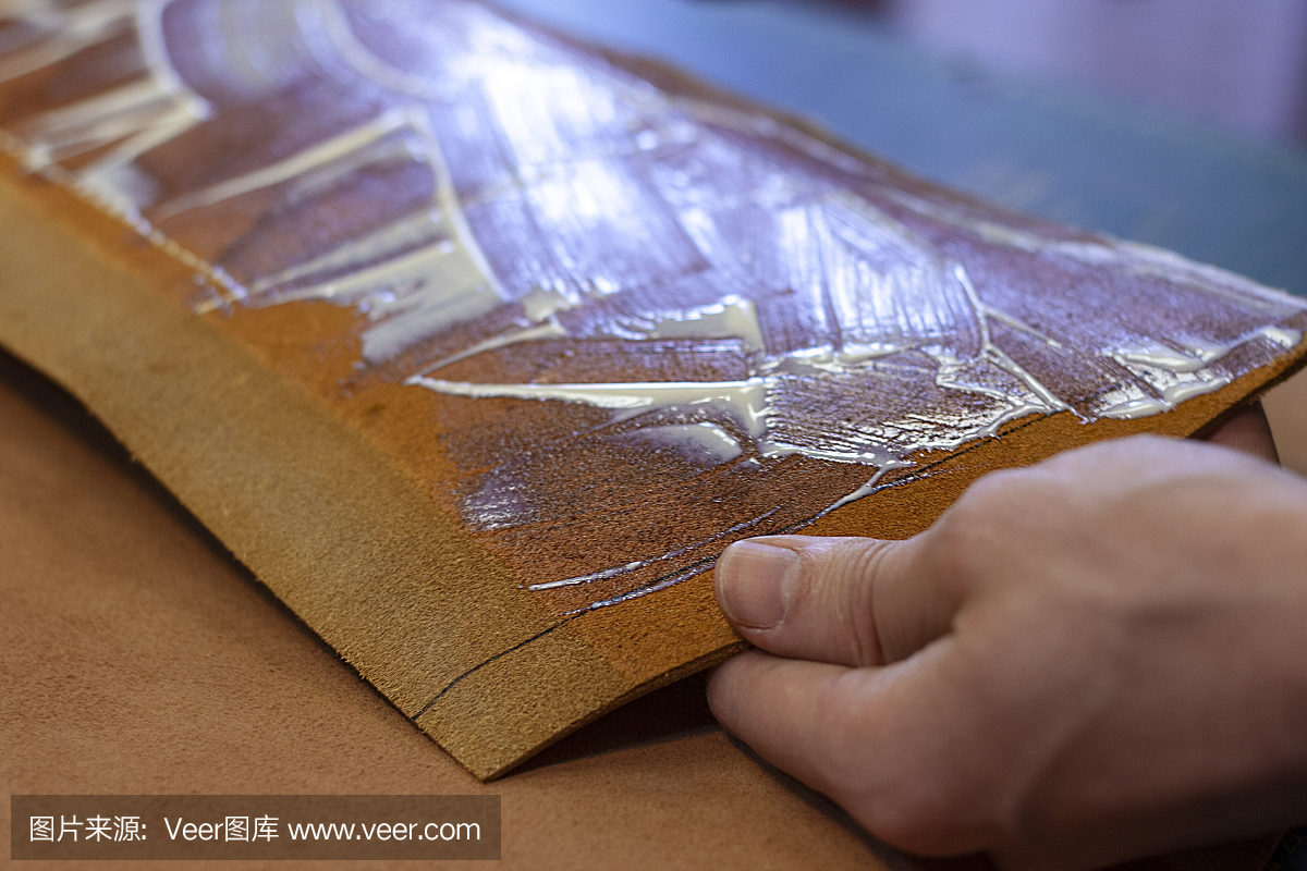 胶合皮革制品的工艺细节掌握在皮革手中